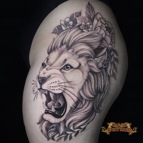 tatoueuse-paris-lola-kaa-neo-trad-graphique-dotwork-tattoo-lion-fleurs