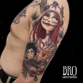 Tatouage de Bro Vanthorn représentant Sally, personnage de L'Étrange Noël de monsieur Jack, portant Edward aux mains d’argent