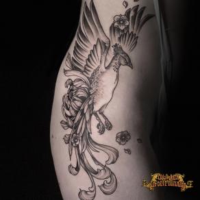 Lola Kaa, tatoueuse à Paris - Phénix orné d’un chrysanthème et de fleurs de cerisier