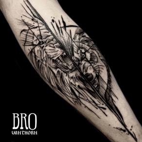 Bro Vanthorn, tatoueur à Paris - Portrait graphique entre lion et loup