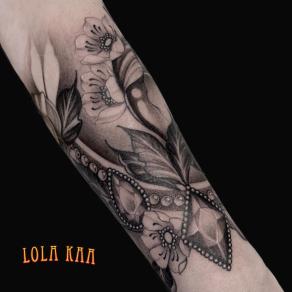 Lola Kaa, tatoueuse à Paris - Composition néo-traditionnelle entre fleurs et bijoux