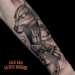 Lola Kaa, tatoueuse à Paris - Portrait d’Anubis, dieu égyptien adoré sous la forme d’un chien sauvage