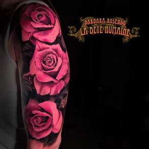 Trio de roses éclatantes tatoué par Barbara Rosendo