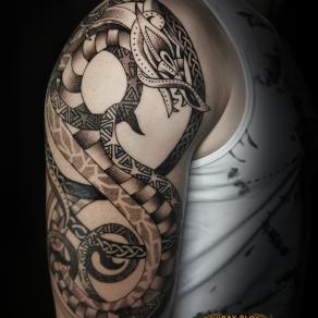 Tatouage serpentin réalisé en dotwork sur le bras par Baybay Blondy