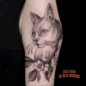 Buste de chat à fleurs tatoué par Lola Kaa
