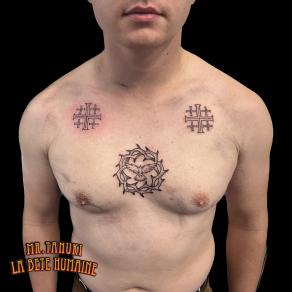 Croix et couronne d’épines tatouées par Peter Galt