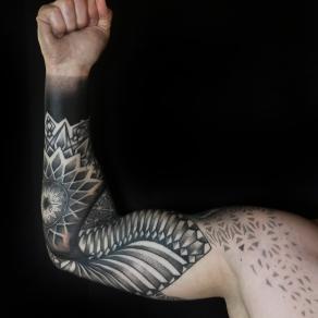 tatoueuse-guest-paris-baybay-blondy-tatouage-tattoo-geometrique