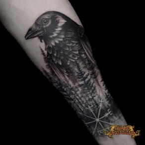 tatoueuse-paris-lola-kaa-neo-trad-graphique-dotwork-tattoo-corbeau-viking