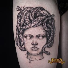 Lola Kaa, tatoueuse à Paris - Portrait statuaire de Médusa, Gorgone aux cheveux de serpents