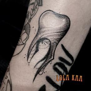 Lola Kaa, tatoueuse à Paris - Dent tatouée en freehand