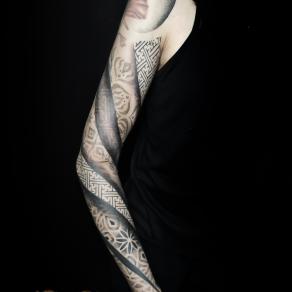 Baybay Blondy, tatoueuse guest à Paris - Large composition géométrique réalisée en spirale sur le bras