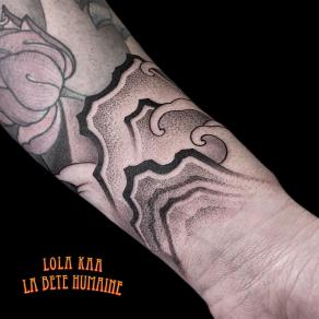 Lola Kaa, tatoueuse à Paris - Tatouage de vagues inspirées des estampes japonaises