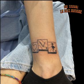 Peter Galt, tatoueur à Paris - Chiffres et symboles minimalistes tatoués au-dessus de la cheville