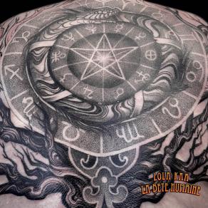 Ouroboros et pentagramme tatoués par Lola Kaa
