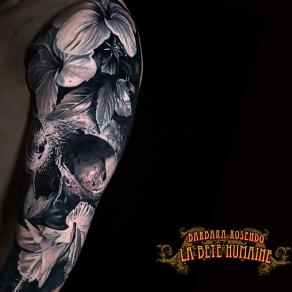 Barbara Rosendo, tatoueuse à Paris - Crâne réaliste orné de fleurs d’hibiscus