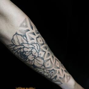 Baybay Blondy, tatoueuse guest à Paris - Pivoine adossée à une mandala dotwork dans une composition pour avant-bras