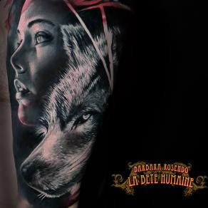Barbara Rosendo, tatoueuse à Paris - Duo réaliste femme et loup tatoué en noir et gris
