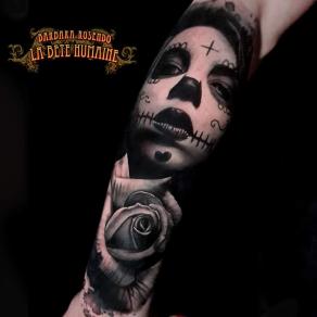 Barbara Rosendo, tatoueuse à Paris - Portrait de Catrina sombre assortie d’une rose