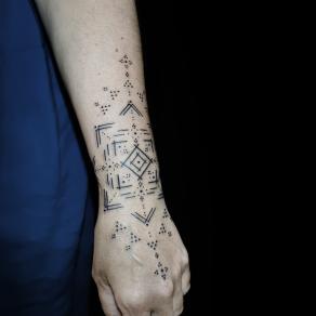 Baybay Blondy, tatoueuse guest à Paris - Talisman inspiré de l’art huichol