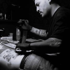 Guest du tatoueur Lucas Gneis au studio de tatouage à Paris La Bête Humaine