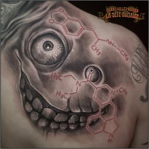 meilleur-tatoueur-paris-pierre-gilles-romieu-tatouage-molecules-smiley-epaule-tattoo