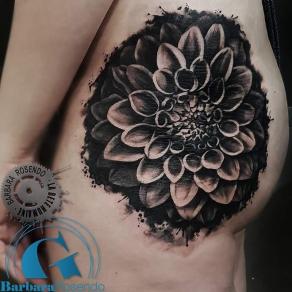 meilleure-tatoueuse-paris-barbara-rosendo-tatouage-dahlia-noir-fleur-tattoo