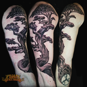 Arbre tatoué sur le bras façon gravure par Moka