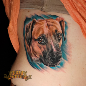 Portrait réaliste de chien tatoué en couleurs par Moka