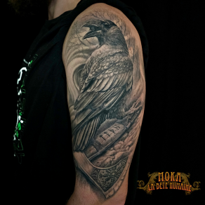 Composition viking avec corbeau croassant tatouée par Moka