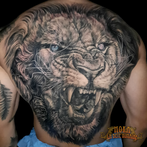 Moka, tatoueur à Paris - Monumentale tête de lion réaliste tatouée sur l’intégralité du dos