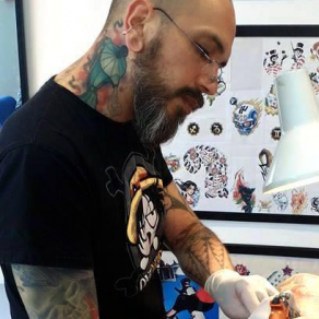 Moka, tatoueur à Paris spécialisé dans le réalisme
