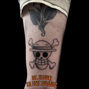 Tête de mort One Piece tatouée par Peter Galt