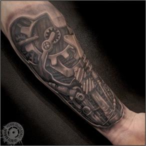 Pierre-Gilles Romieu_la_bete_humaine_tattoo_avant_bras_mecanique_biomecanique_noir_gris