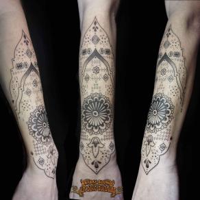 tatoueuse-guest-paris-baybay-blondy-tatouage-tattoo-dotwork-mandala-avant-bras