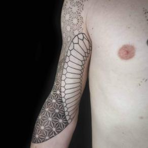 tatoueuse-guest-paris-baybay-blondy-tatouage-tattoo-lignes-dotwork-bras