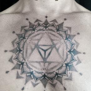tatoueuse-paris-baybay-blondy-tatouage-tattoo-dotwork-geometrie-ornemental-black-work