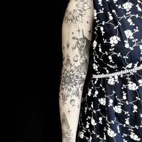 tatoueuse-paris-baybay-blondy-tatouage-tattoo-dotwork-geometrie-ornemental-black-work